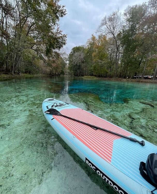 planche à pagaie dans l'eau