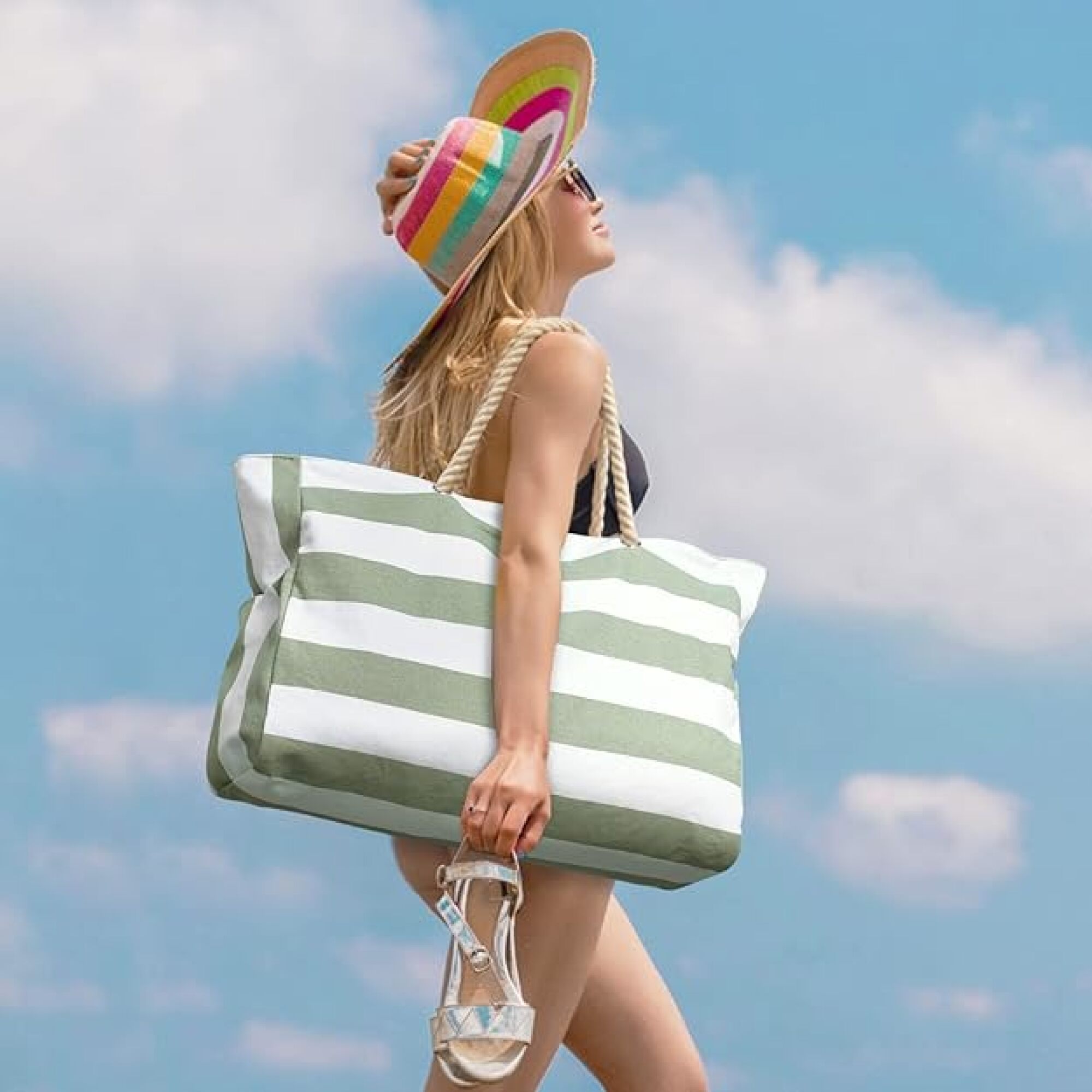 femme tenant un sac de plage