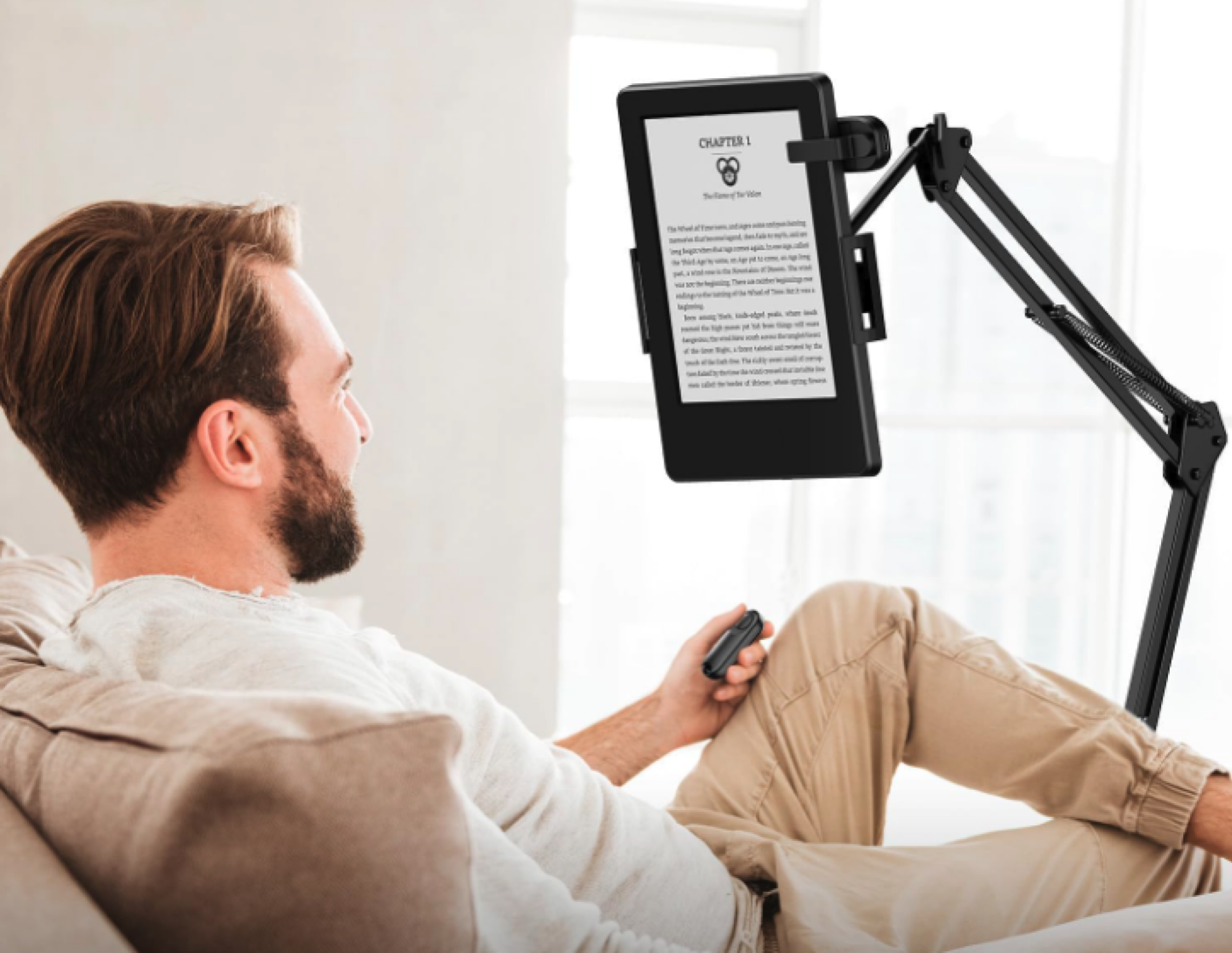 homme lisant sur un Kindle avec télécommande