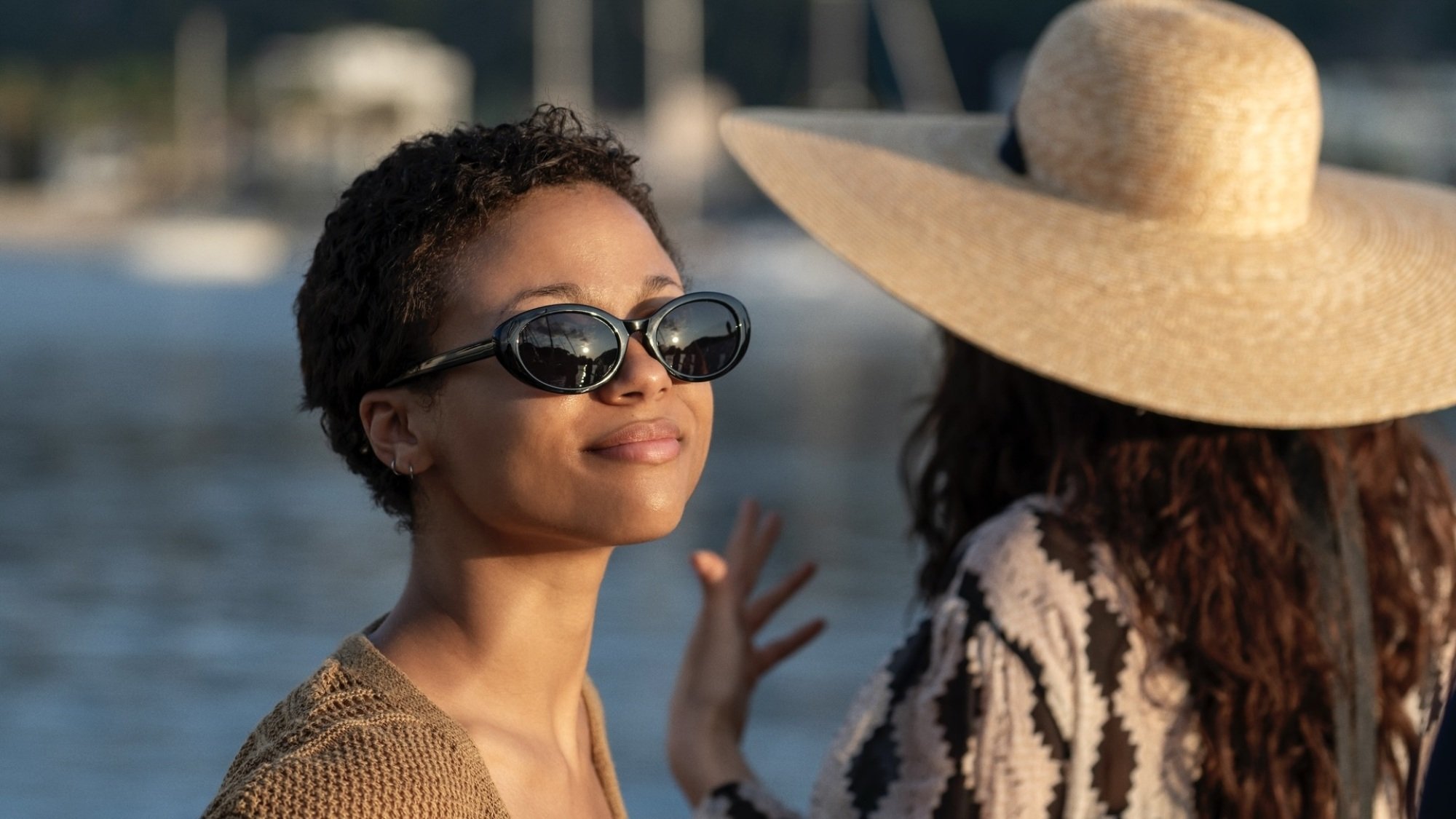 Harper et Yasmin sur le pont d'un yacht.