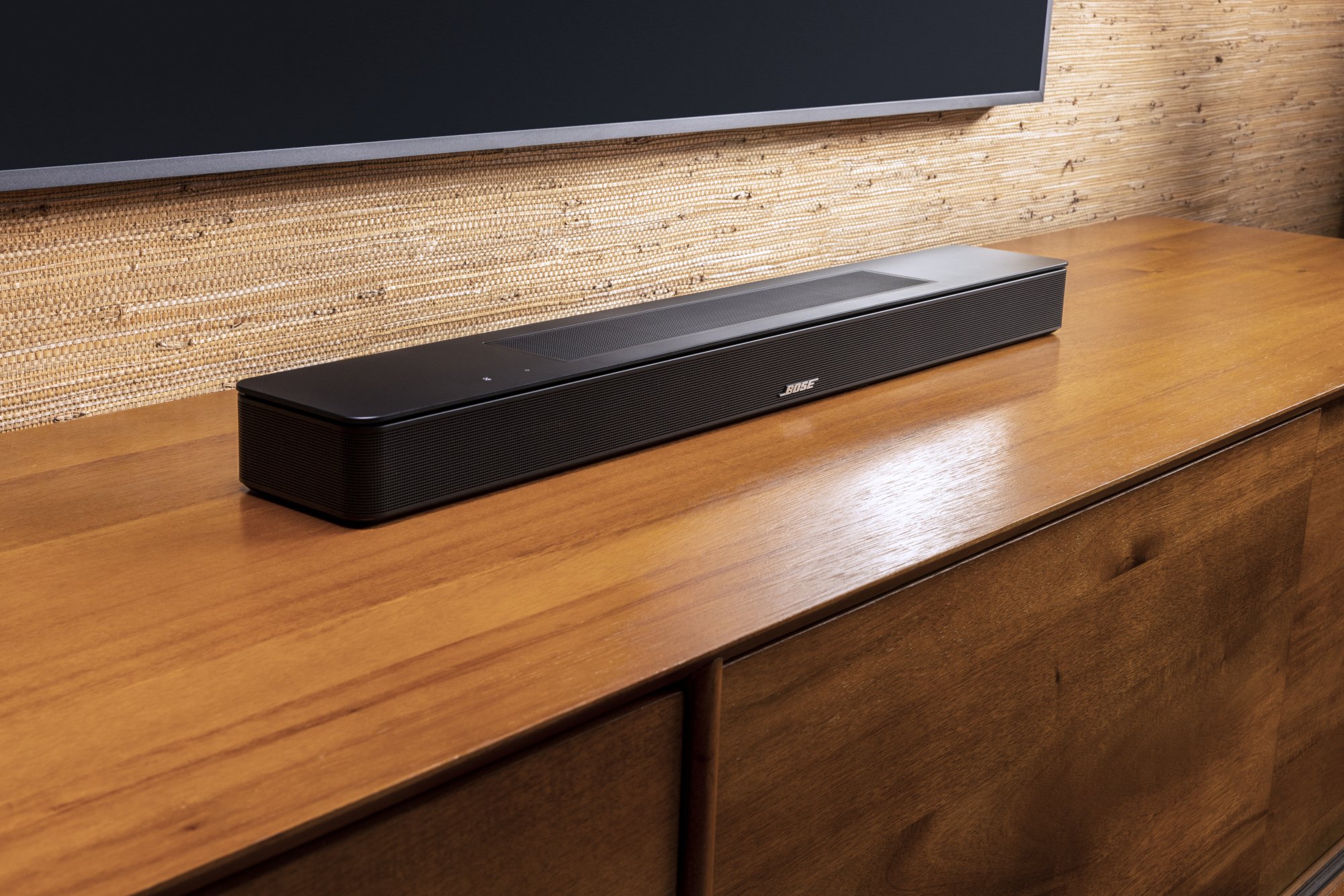 Une enceinte TV Bose sur une console TV