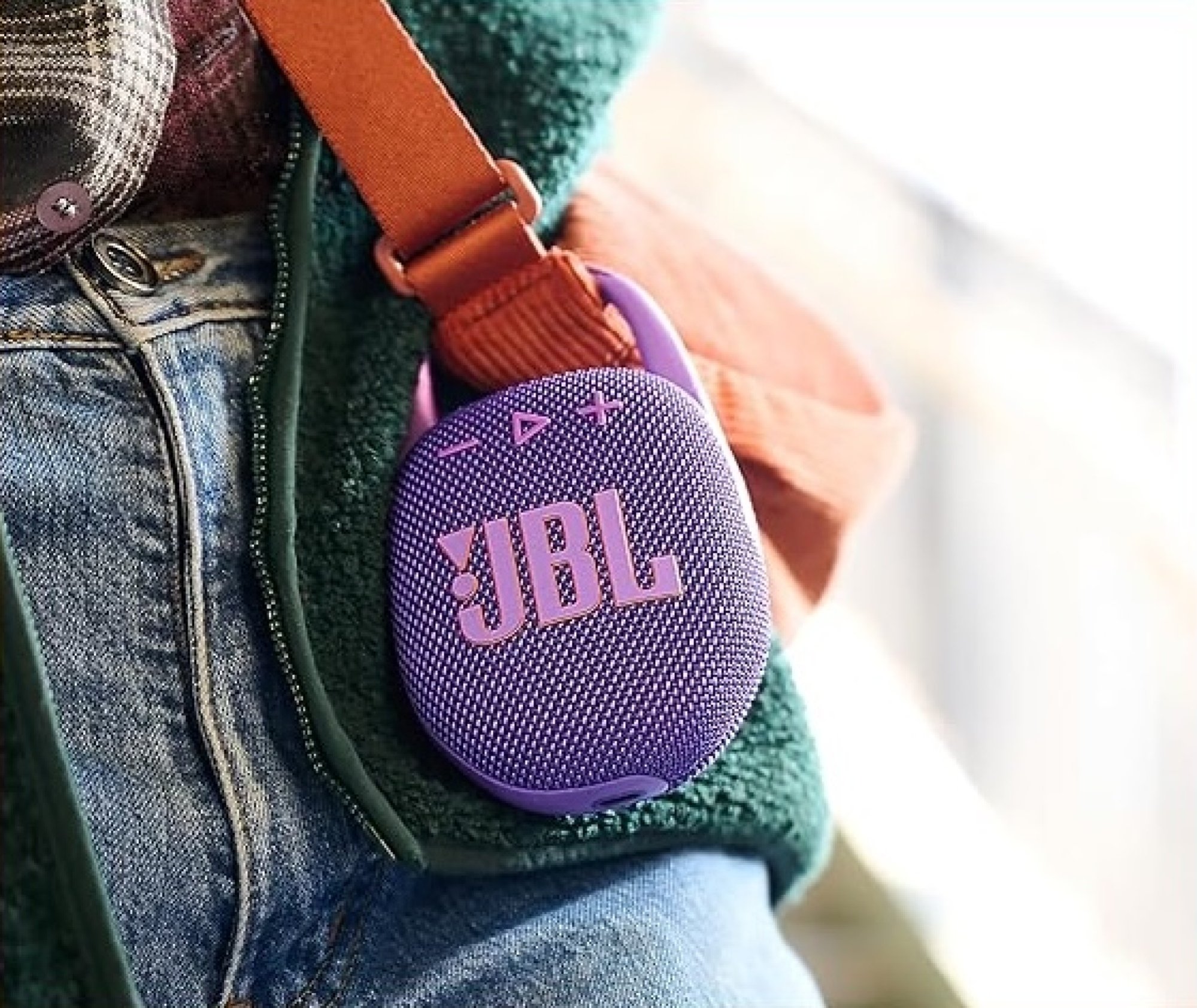 enceinte jbl accrochée sur un sac