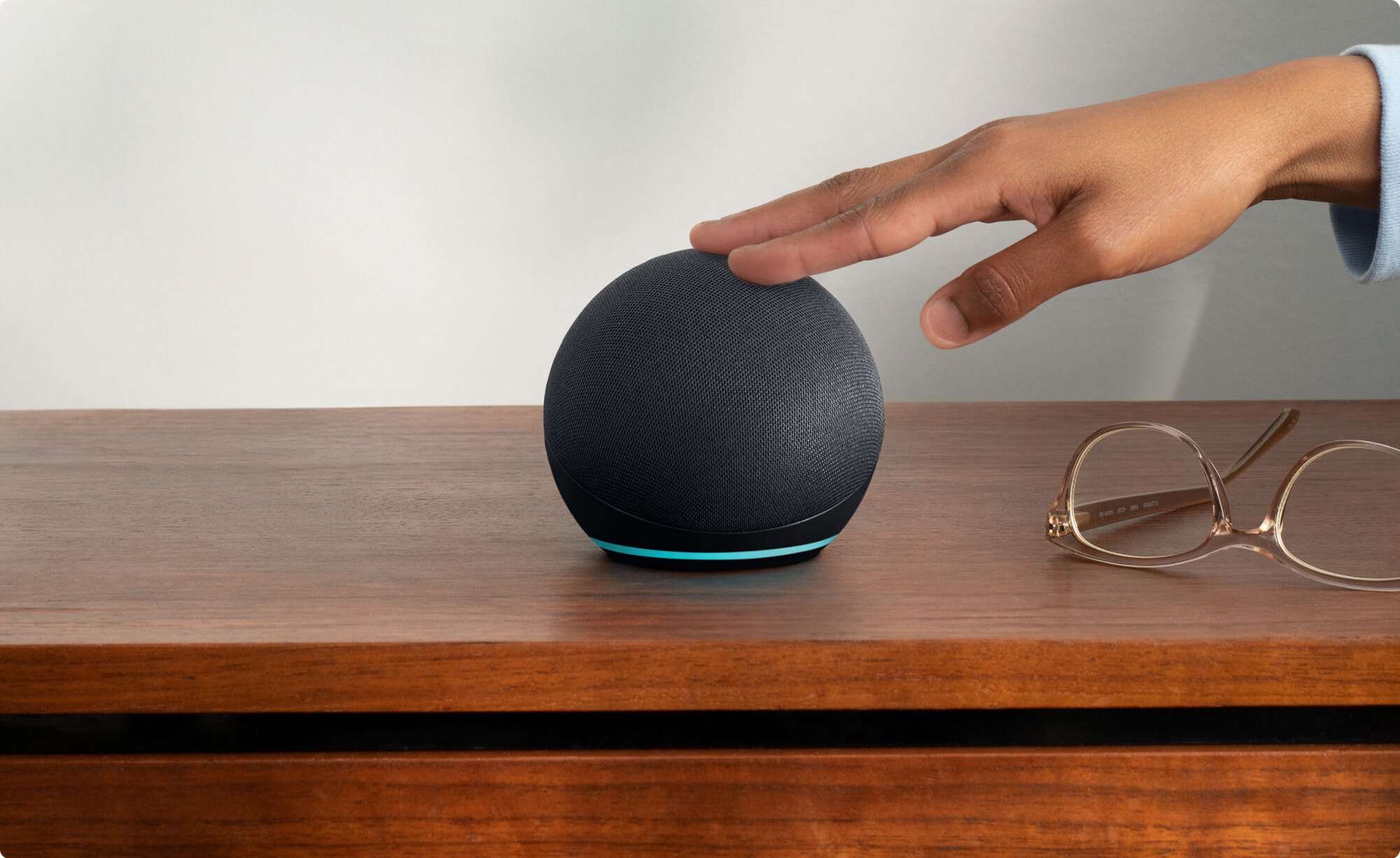 personne qui appuie sur Amazon Echo Dot