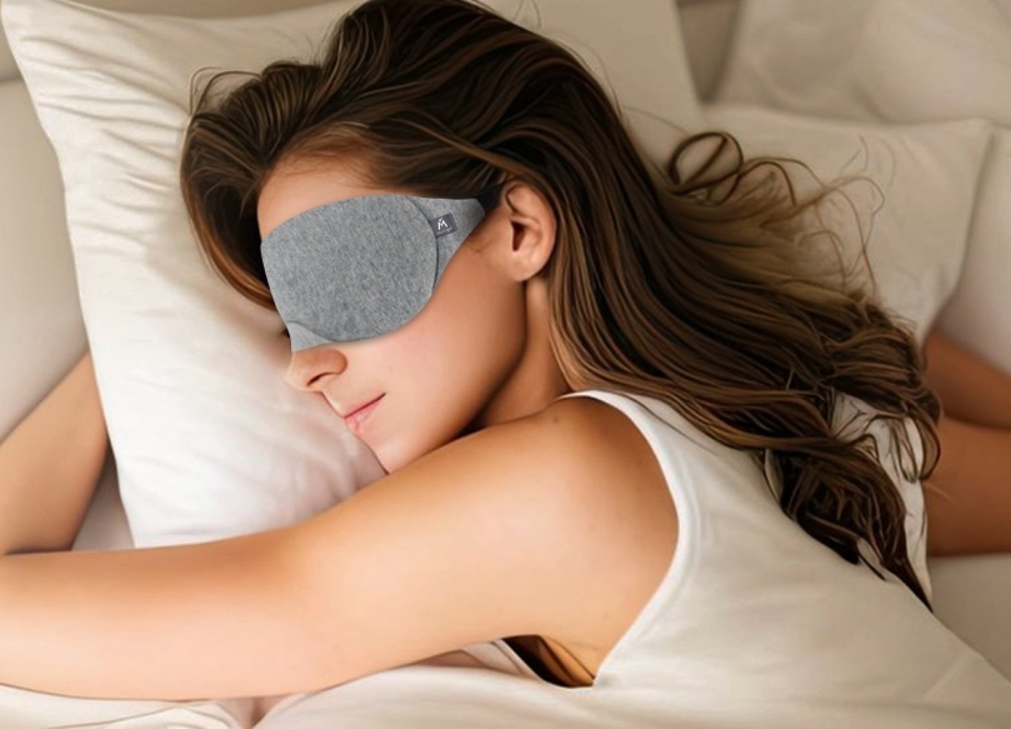 femme portant un masque de sommeil au lit