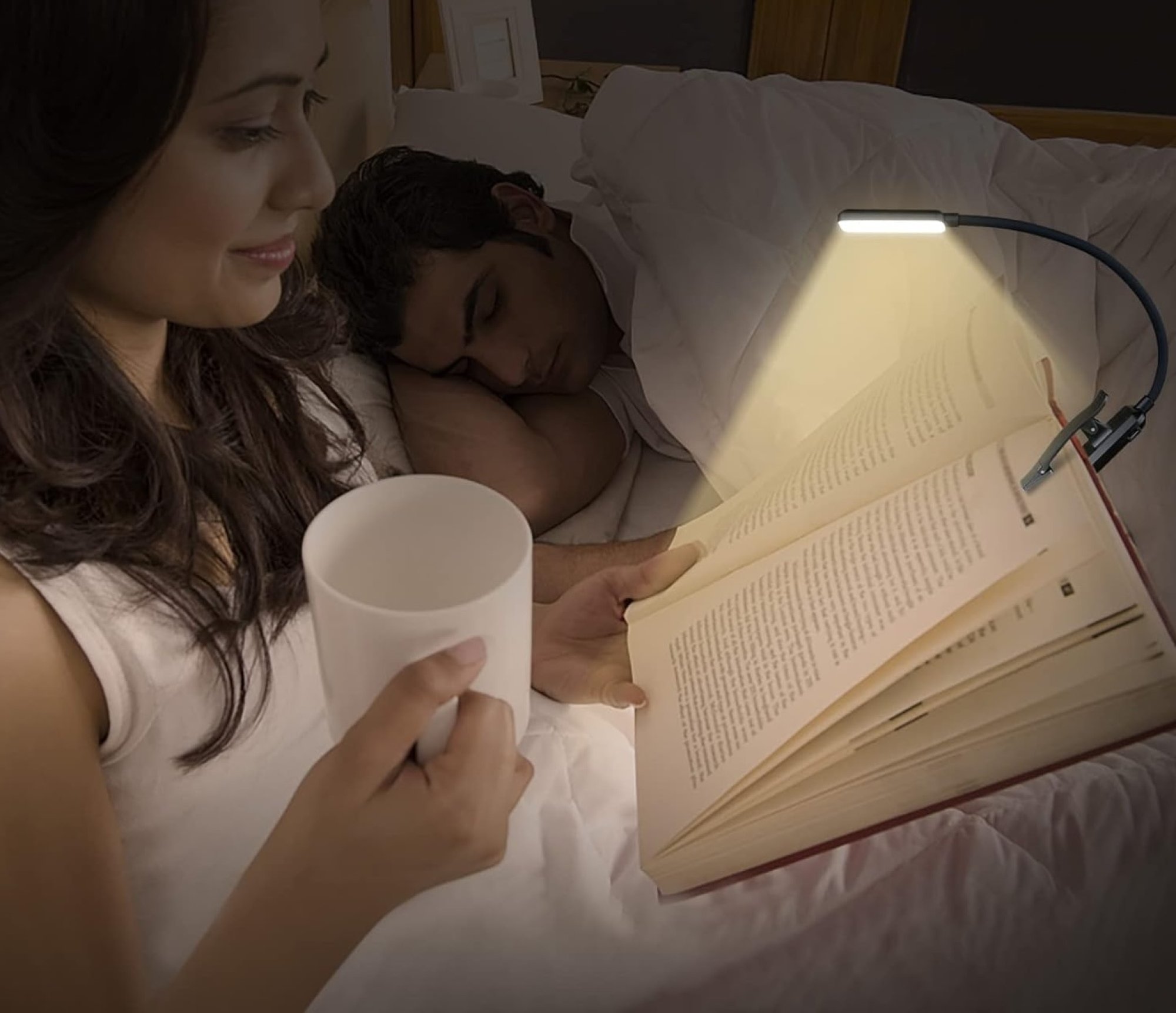 femme lisant un livre avec une lampe de lecture