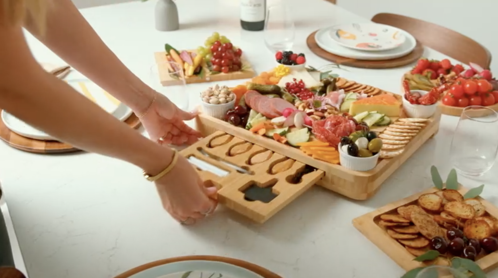 personne ouvrant un tiroir à planches de charcuterie