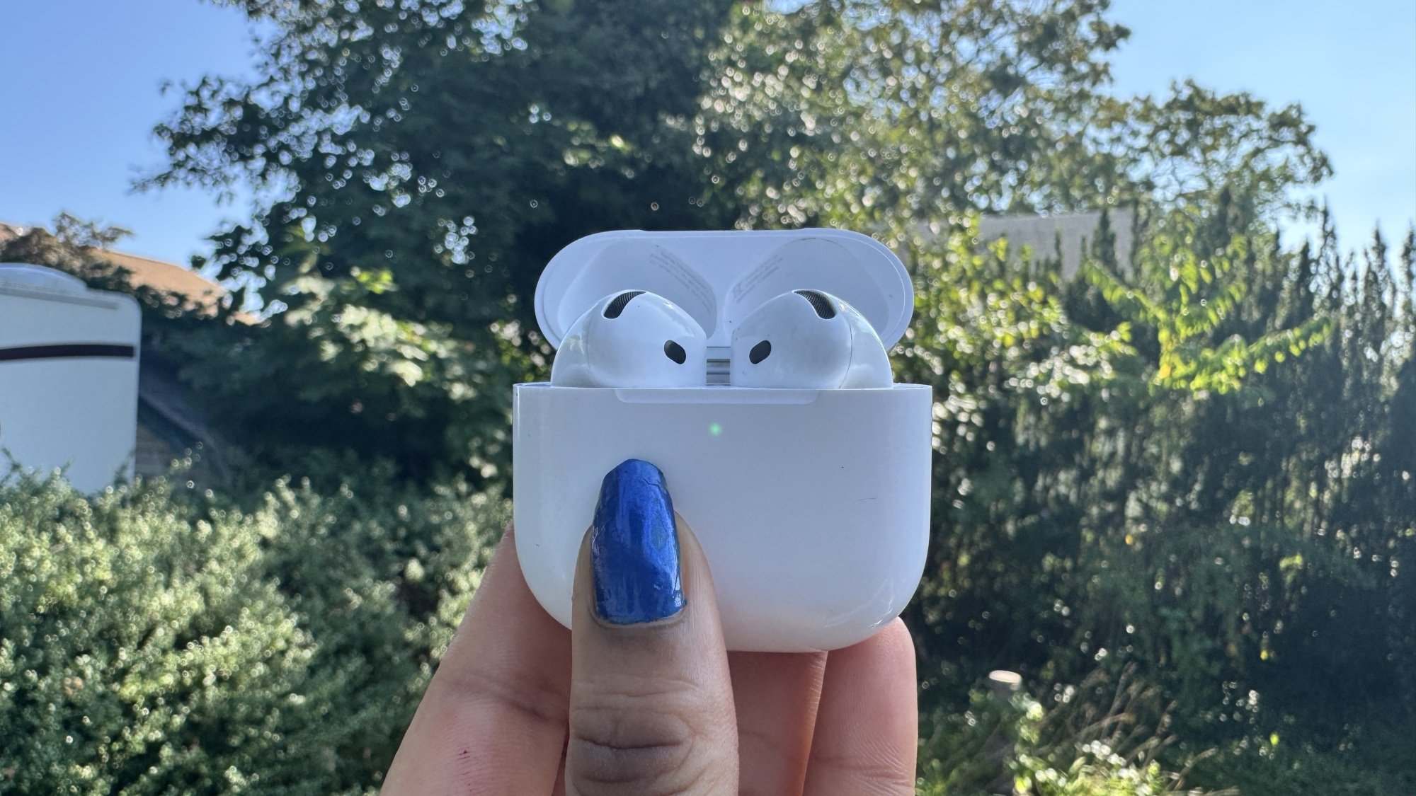 AirPods 4 dans un jardin