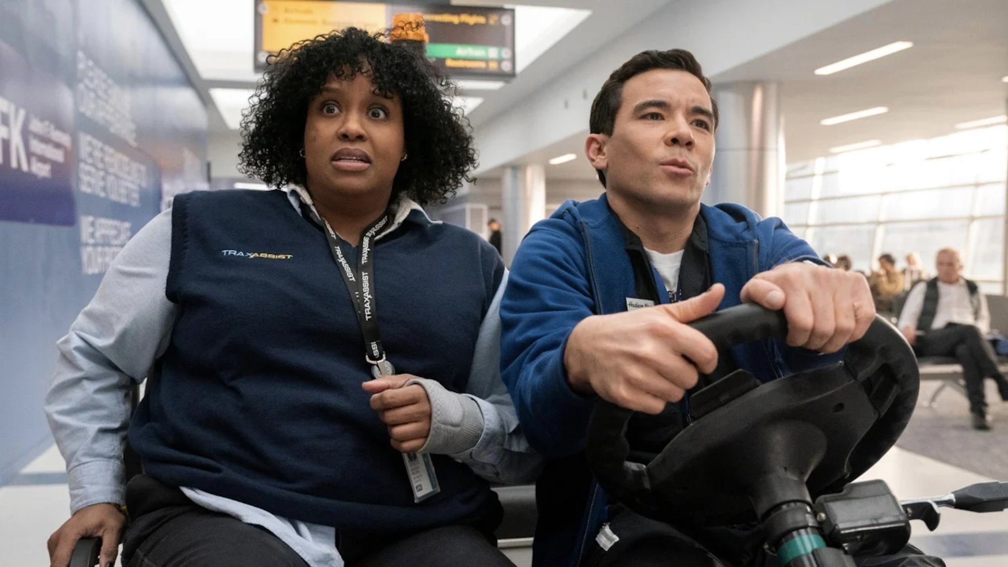 Natasha Rothwell et Conrad Ricamora dans « Comment mourir seul ».