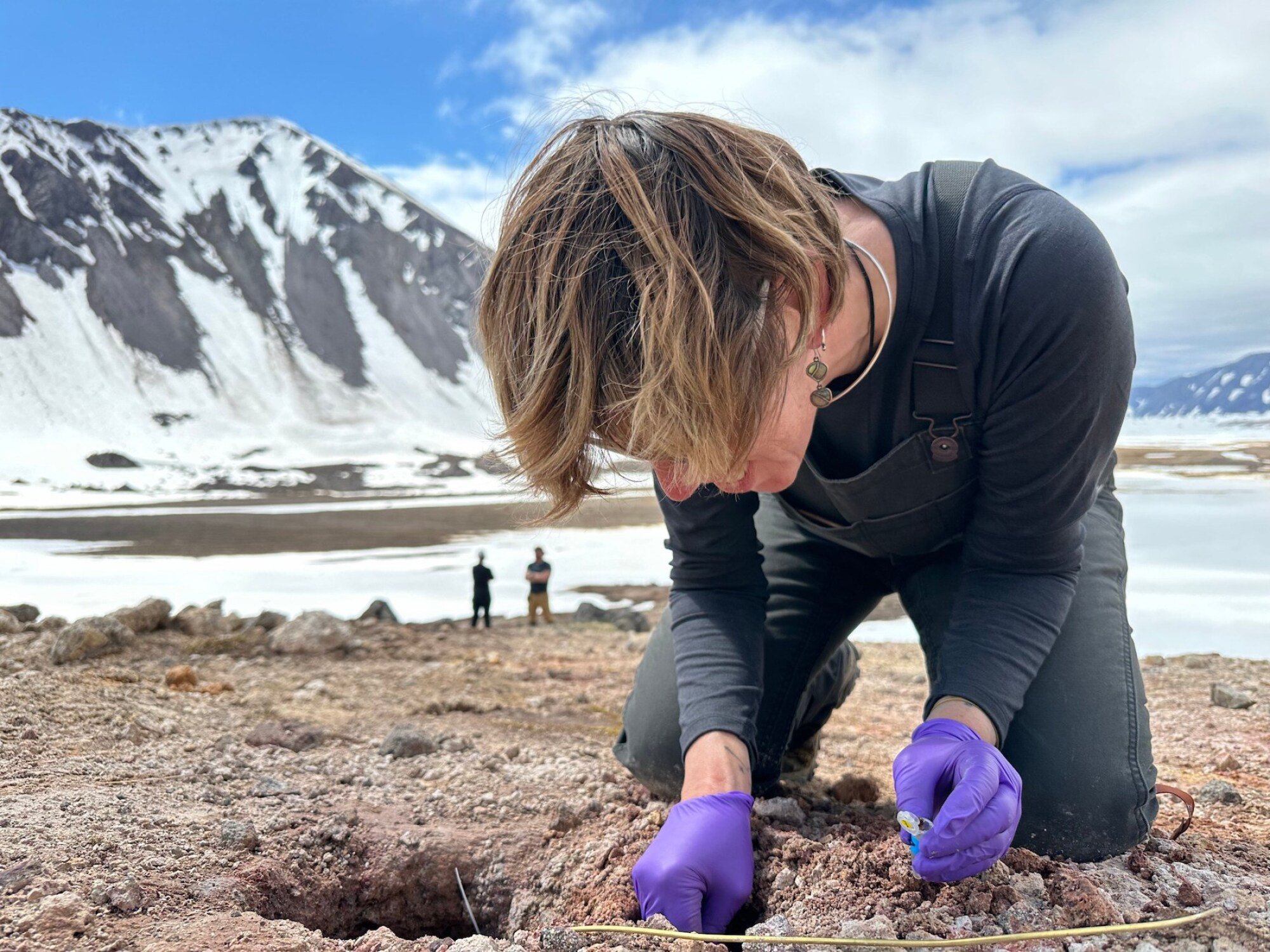 Lors de son récent voyage dans la Vallée des Dix Mille Fumées, Heather Graham recherche des preuves de microbes passés qui ont potentiellement vécu autour d'une fumerolle.