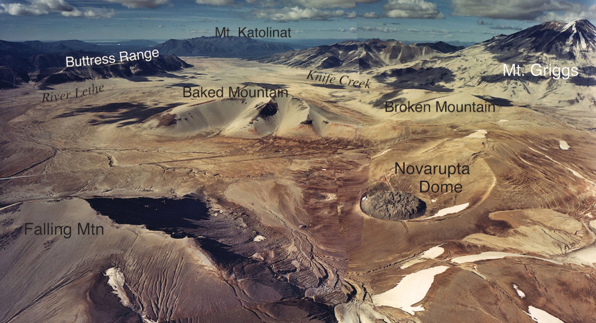 La vallée des dix mille fumées, couverte de cendres, avec le dôme de lave de Novarupta indiqué au centre-droit.