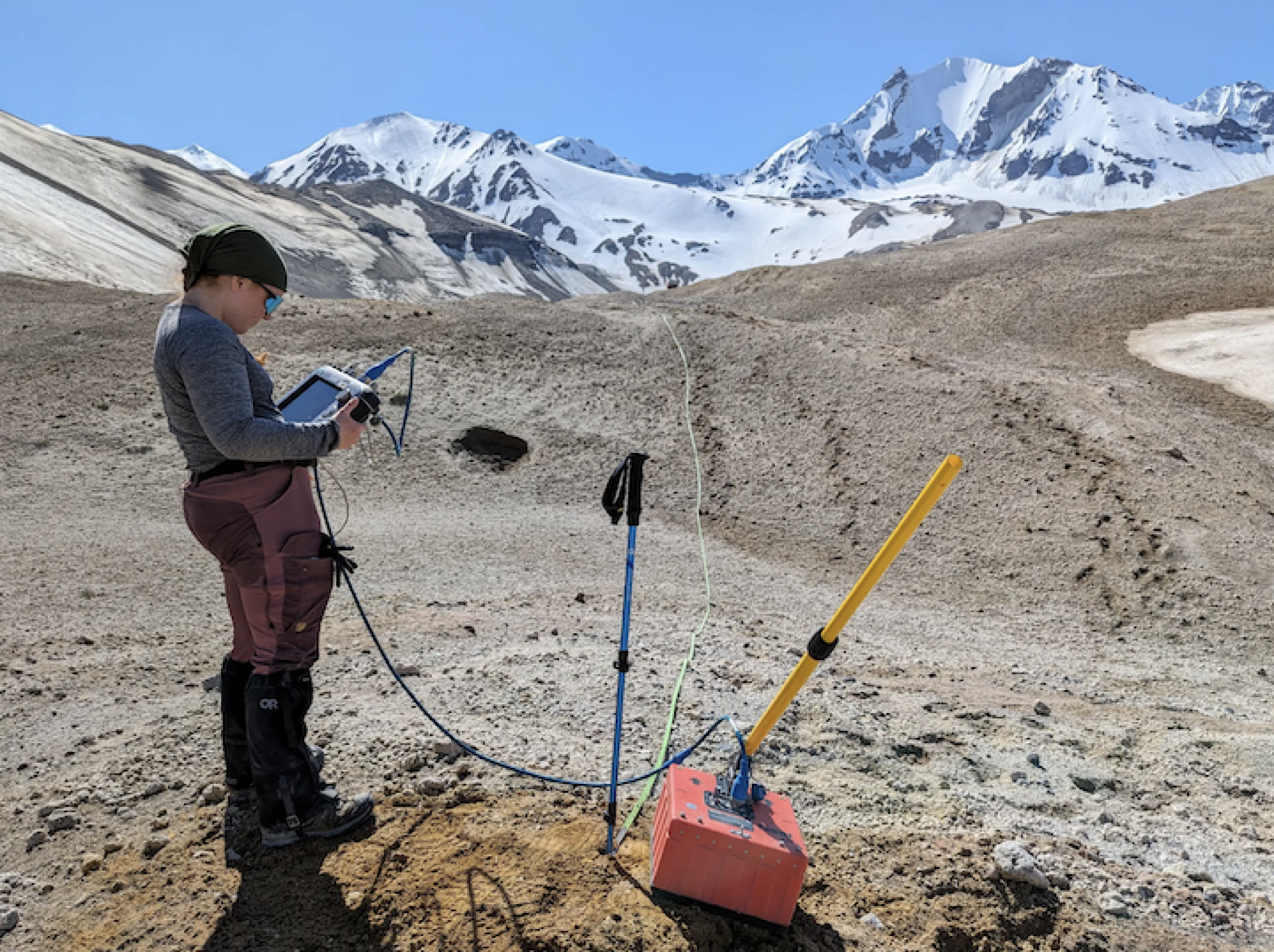 La scientifique Emileigh Shoemaker utilise un radar à pénétration de sol pour étudier un glacier préservé sous une épaisse couche de cendres volcaniques.