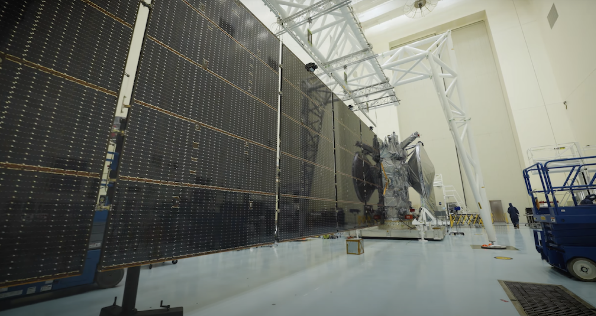 L'une des ailes d'Europa Clipper déployée au Centre spatial Kennedy en Floride.