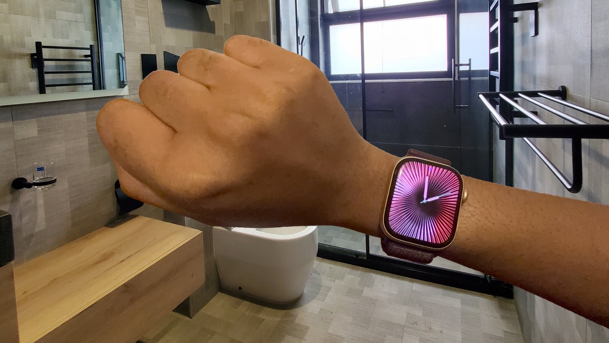 Apple Watch Series 10 dans une salle de douche