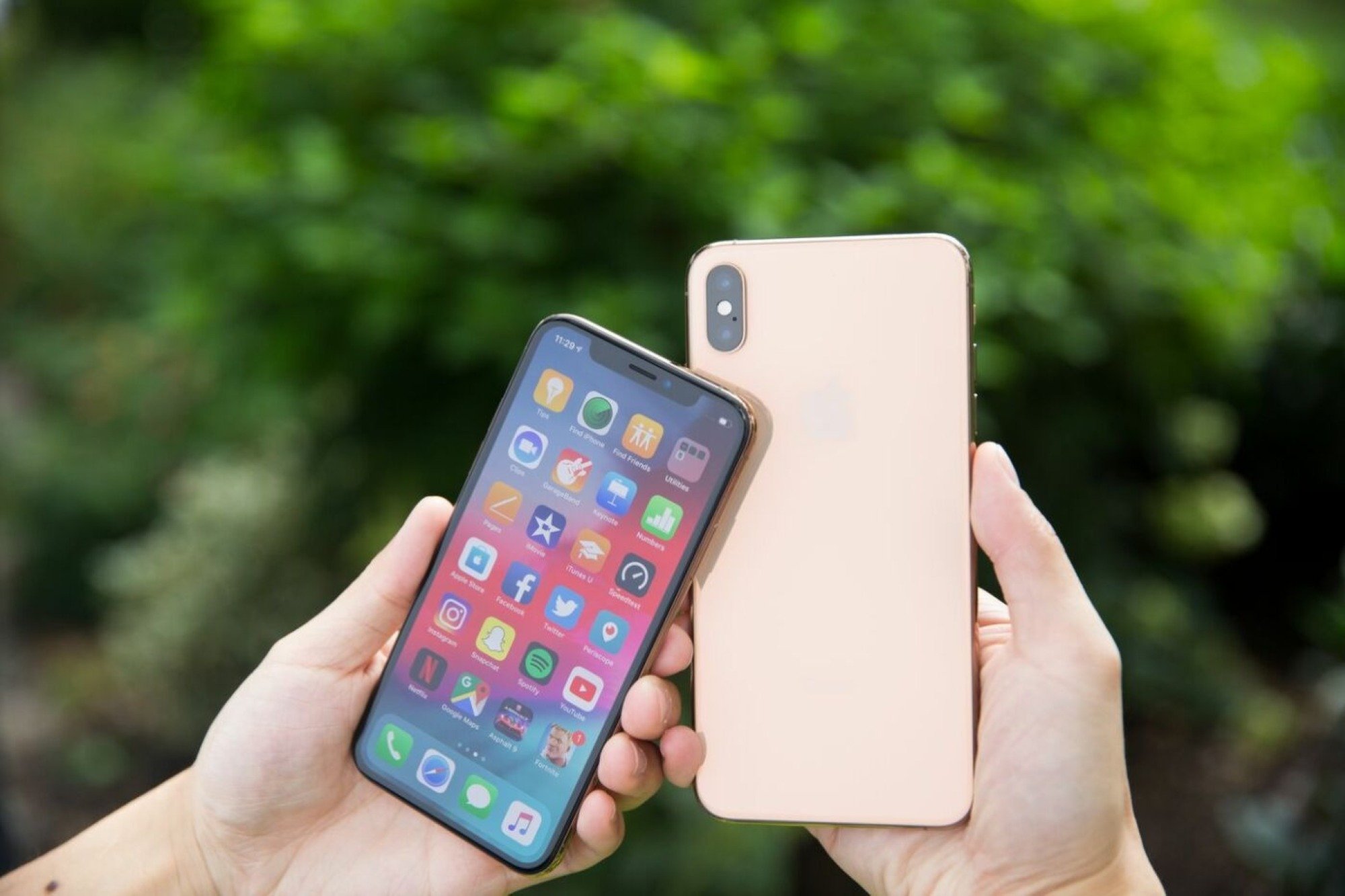 Quelqu'un tenant l'iPhone XS et l'iPhone XS Max