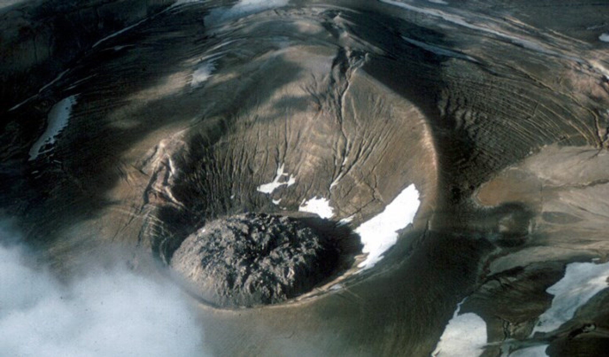 Novarupta ne ressemble pas à un volcan montagneux classique. Depuis 1912, il existe sous la forme d'un dôme de lave refroidi de 380 mètres de large et de 65 mètres de haut.