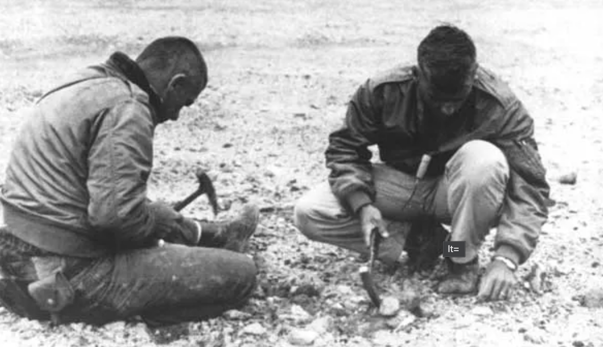 Des astronautes de la NASA dans les années 1960 étudient les roches volcaniques de la vallée des Dix Mille Fumée.