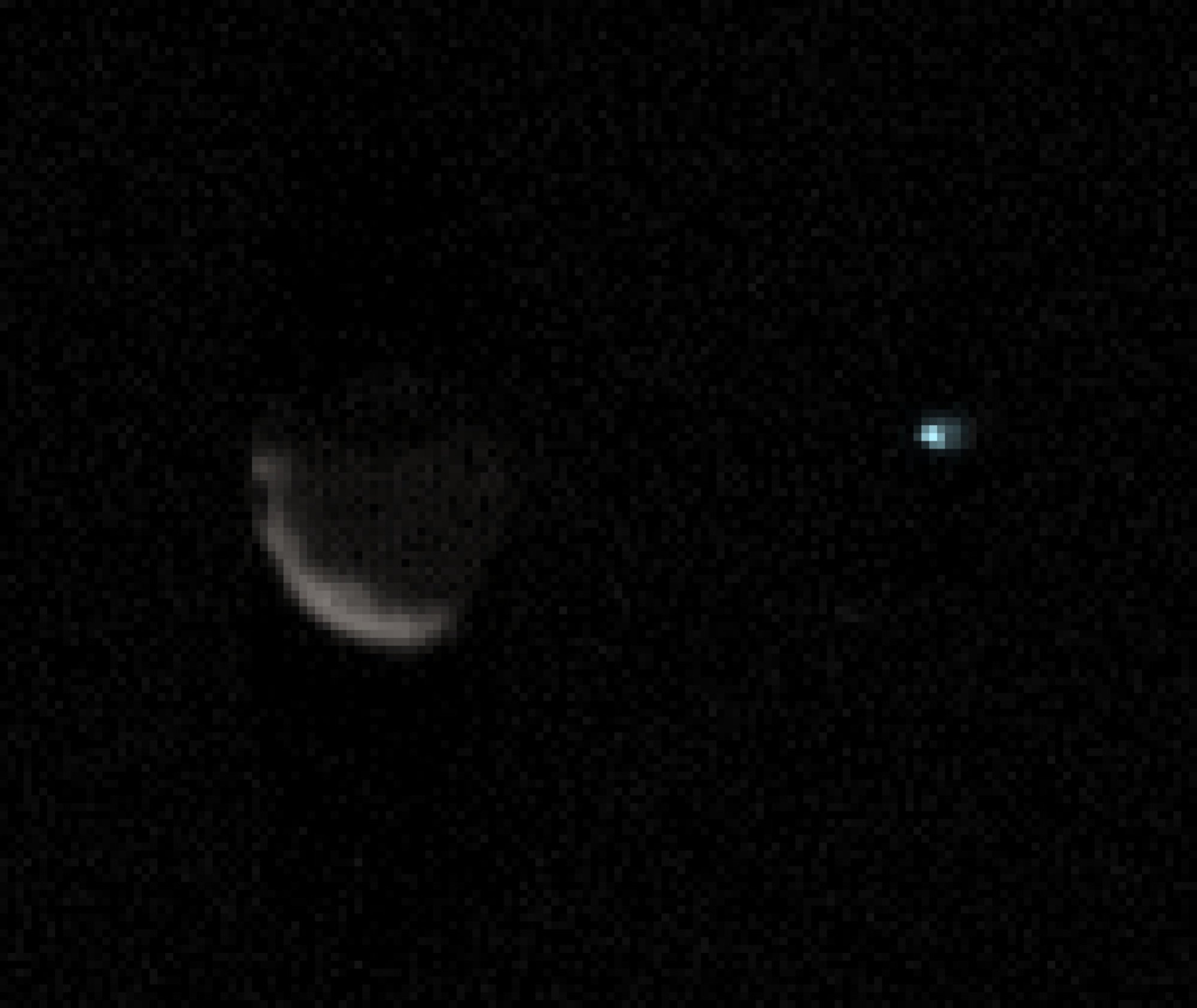 Une vue agrandie de Phobos, à gauche, et de la Terre. 