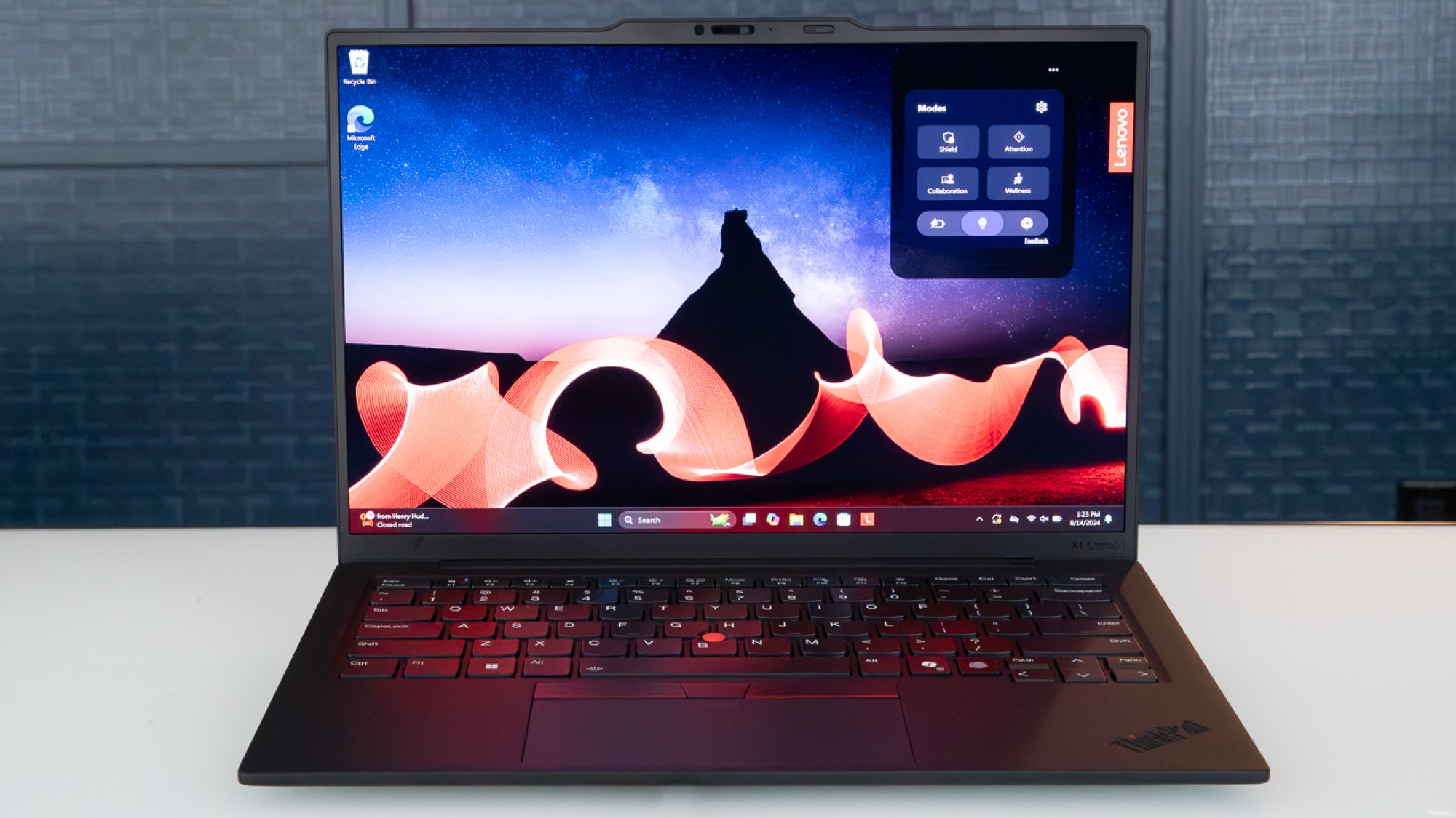 Lenovo ThinkPad X1 Carbon Gen 13 Aura Edition sur une table