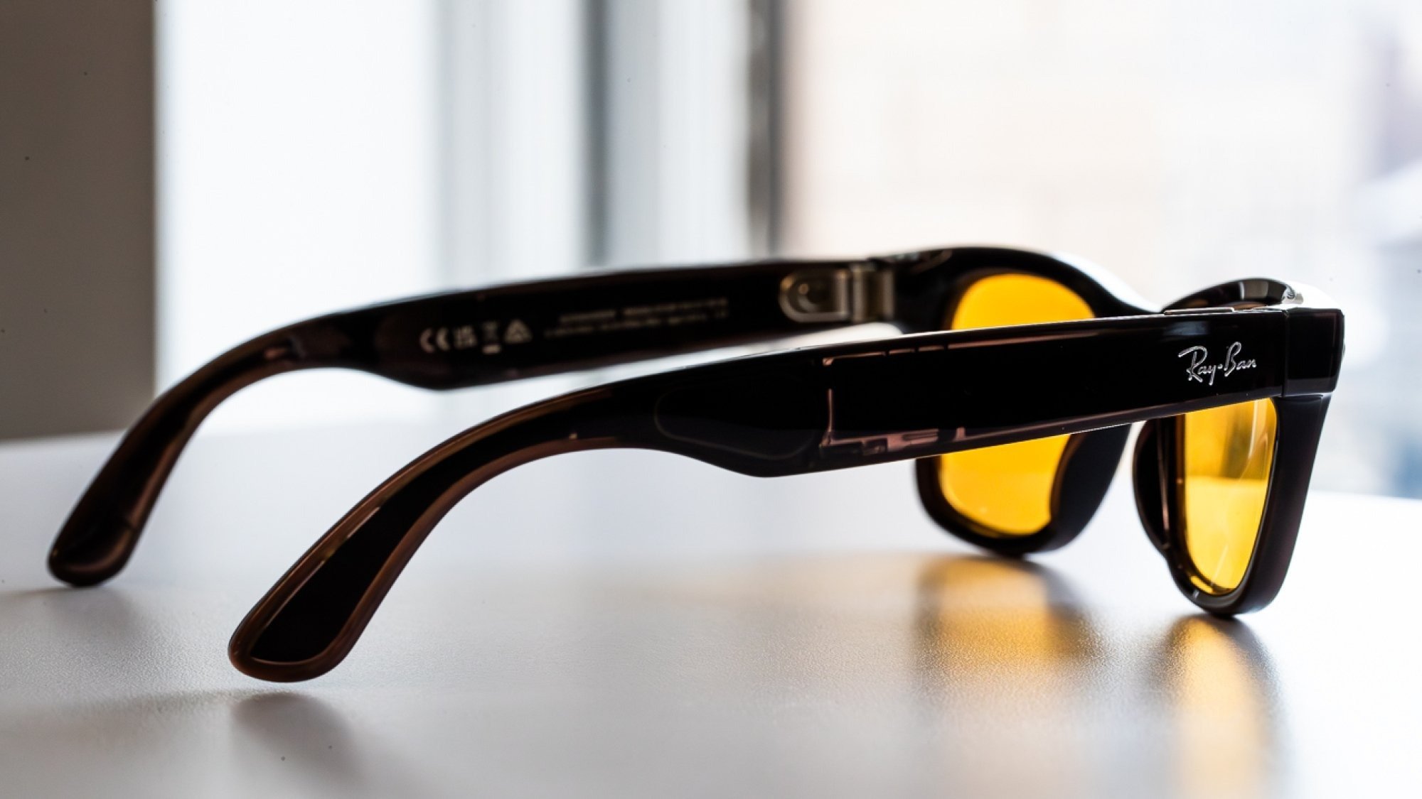 Lunettes intelligentes Ray-Ban Meta sur une table