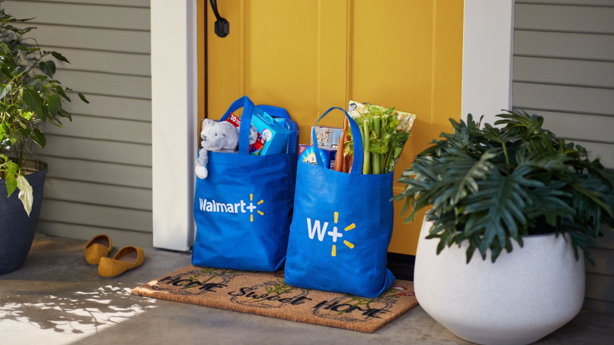 Sacs de courses Walmart sur une porte d'entrée.