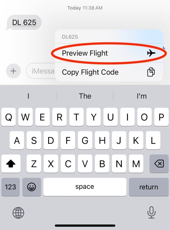 numéro de vol dans les messages de l'iPhone affichant la possibilité de prévisualiser le vol ou de copier le lien