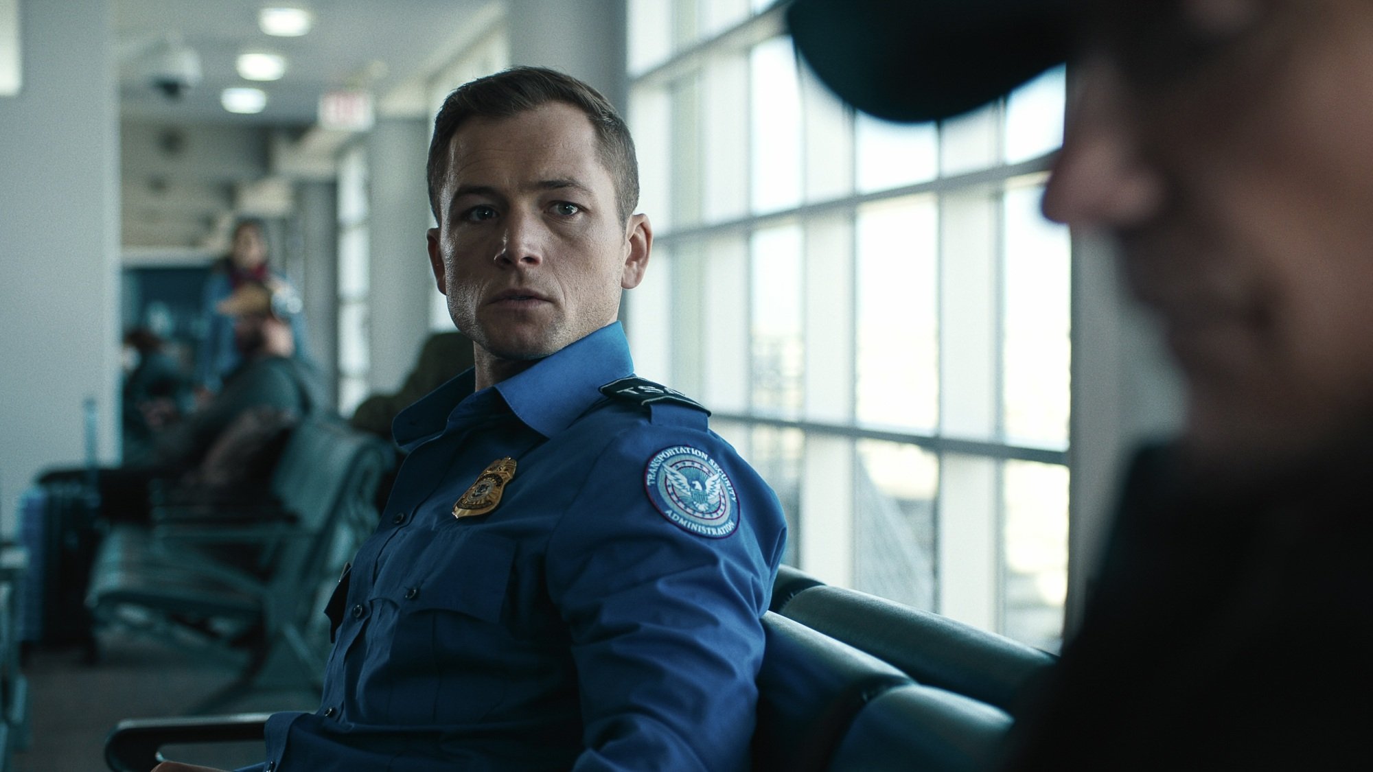 Taron Egerton en tant qu'agent de la TSA dans 