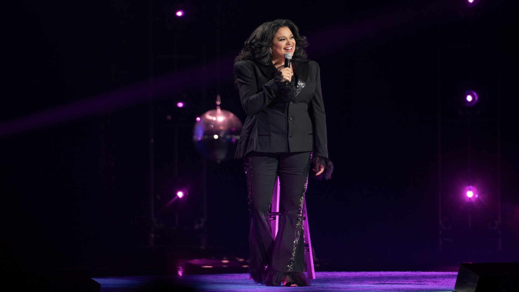 Michelle Buteau sur scène au Radio City Music Hall.