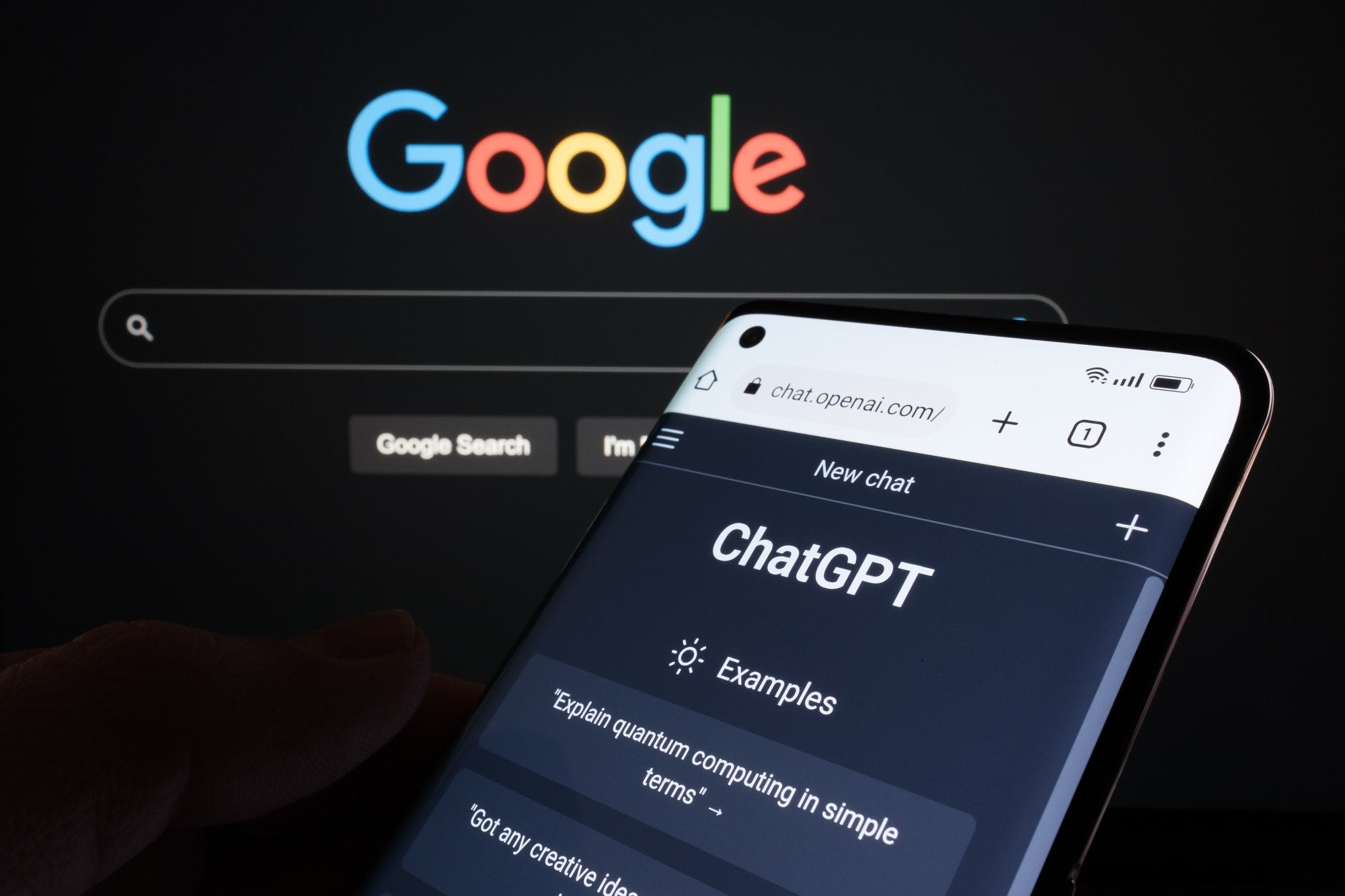 ChatGPT sur un appareil mobile avec une page Web Google en arrière-plan