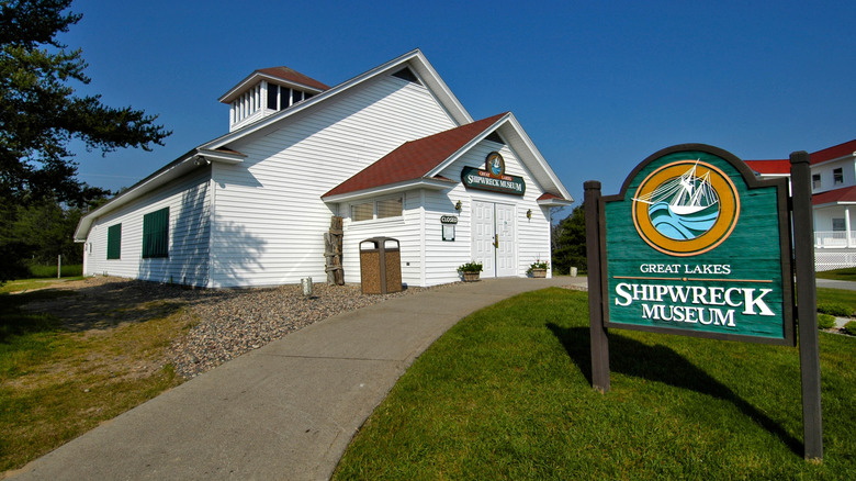 L'extérieur d'un musée d'épaves sur la côte du lac Supérieur