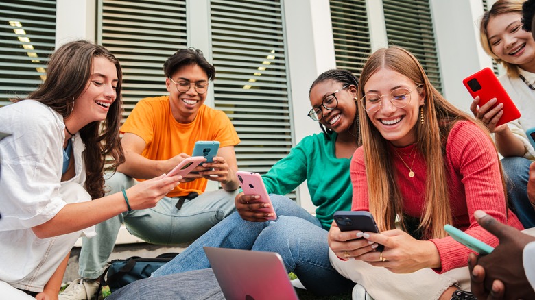 Jeunes utilisant des téléphones ensemble