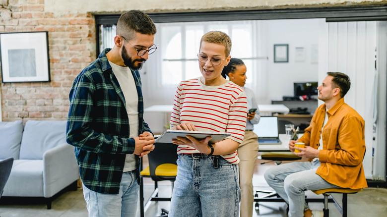 Jeunes individus collaborant avec des employés