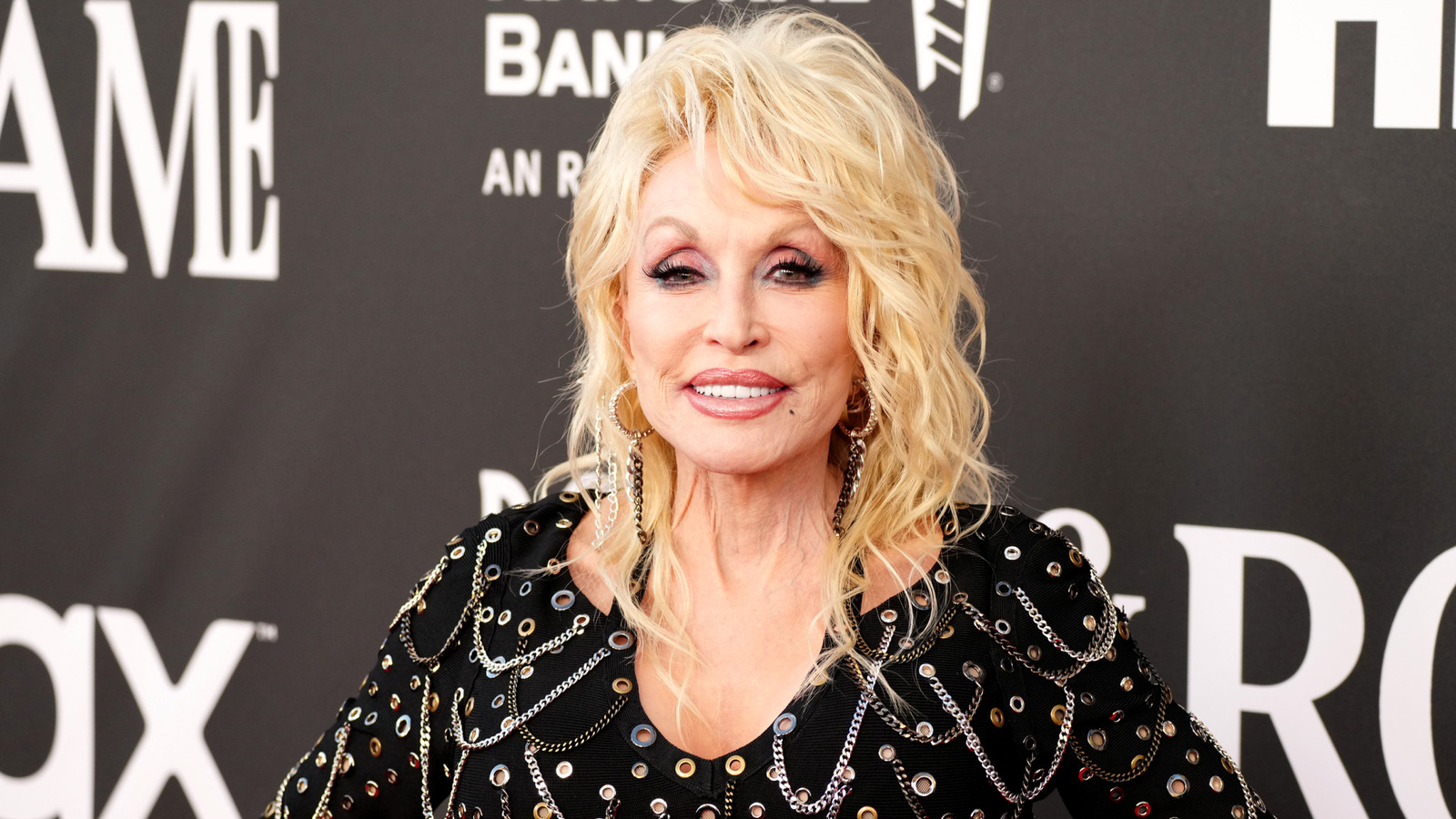 La bibliothécaire du peuple : Dolly Parton apporte des livres à votre communauté