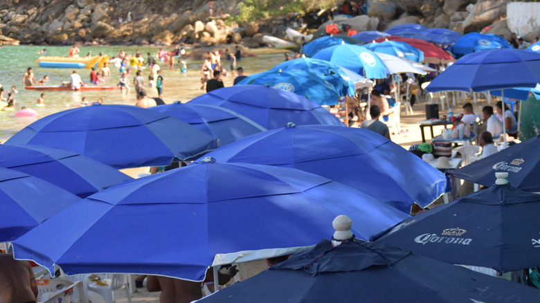 Parasols bleus le long de Playa Roqueta Mexique