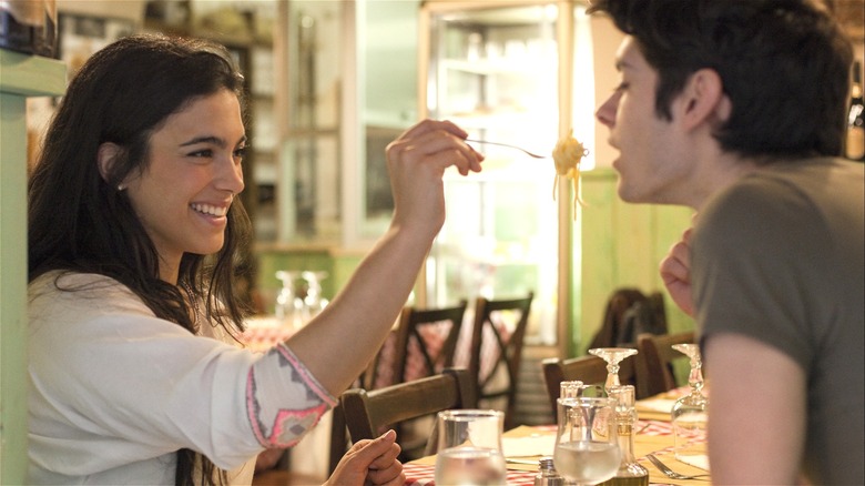 Femme offrant à l'homme une bouchée de nourriture