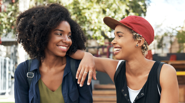 Deux femmes souriant et parlant