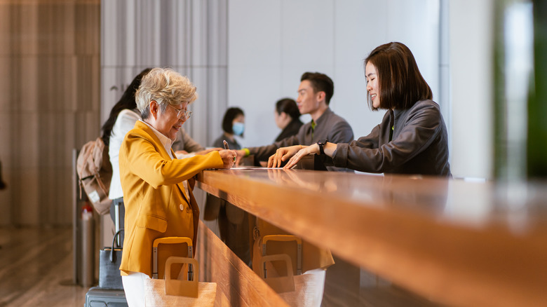 femme payant au bureau de l'hôtel