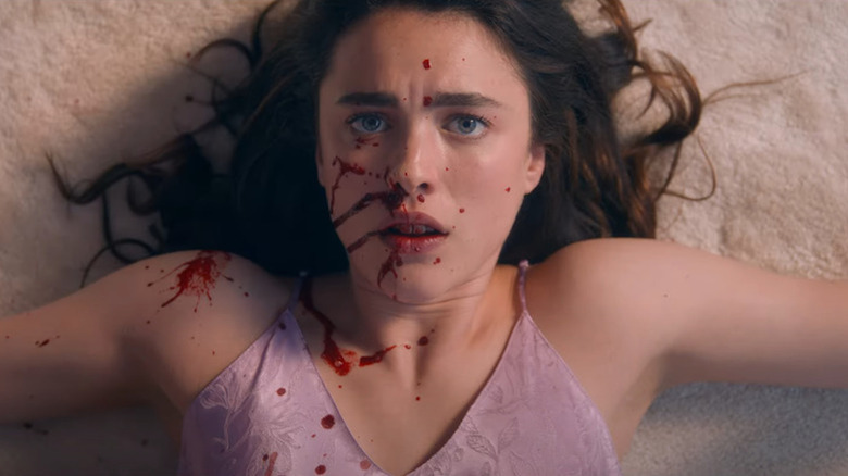 Margaret Qualley est un gâchis éclaboussé de sang dans le rôle de Sue dans The Substance