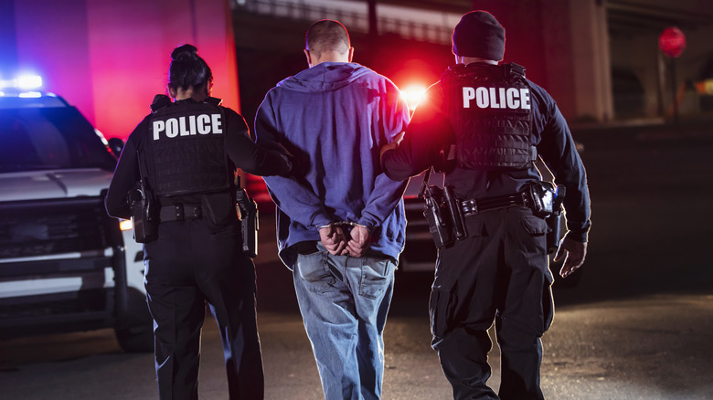 des policiers arrêtent un homme