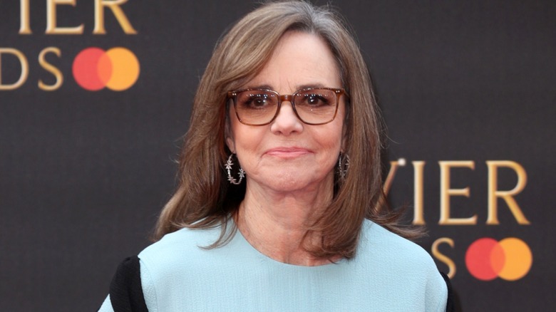 Sally Field souriante sur le tapis rouge