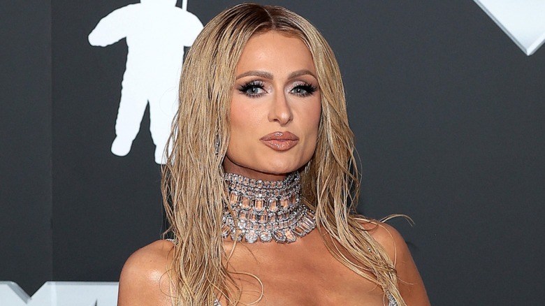 Paris Hilton avec un grand collier tendance sur le tapis rouge