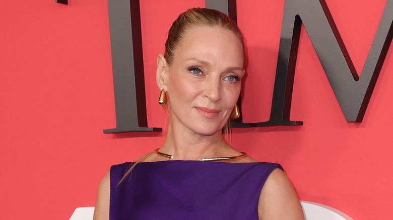 Uma Thurman posant sur le tapis rouge