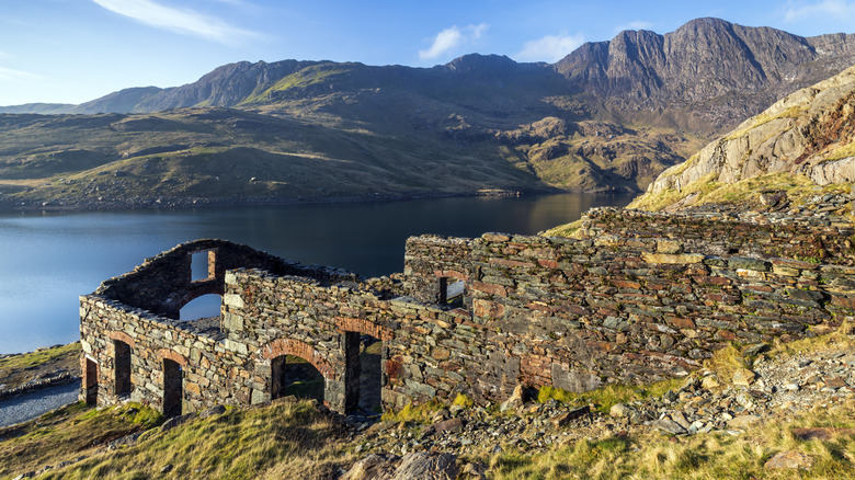 ruines le long des rives de Llyn Llydaw au Pays de Galles