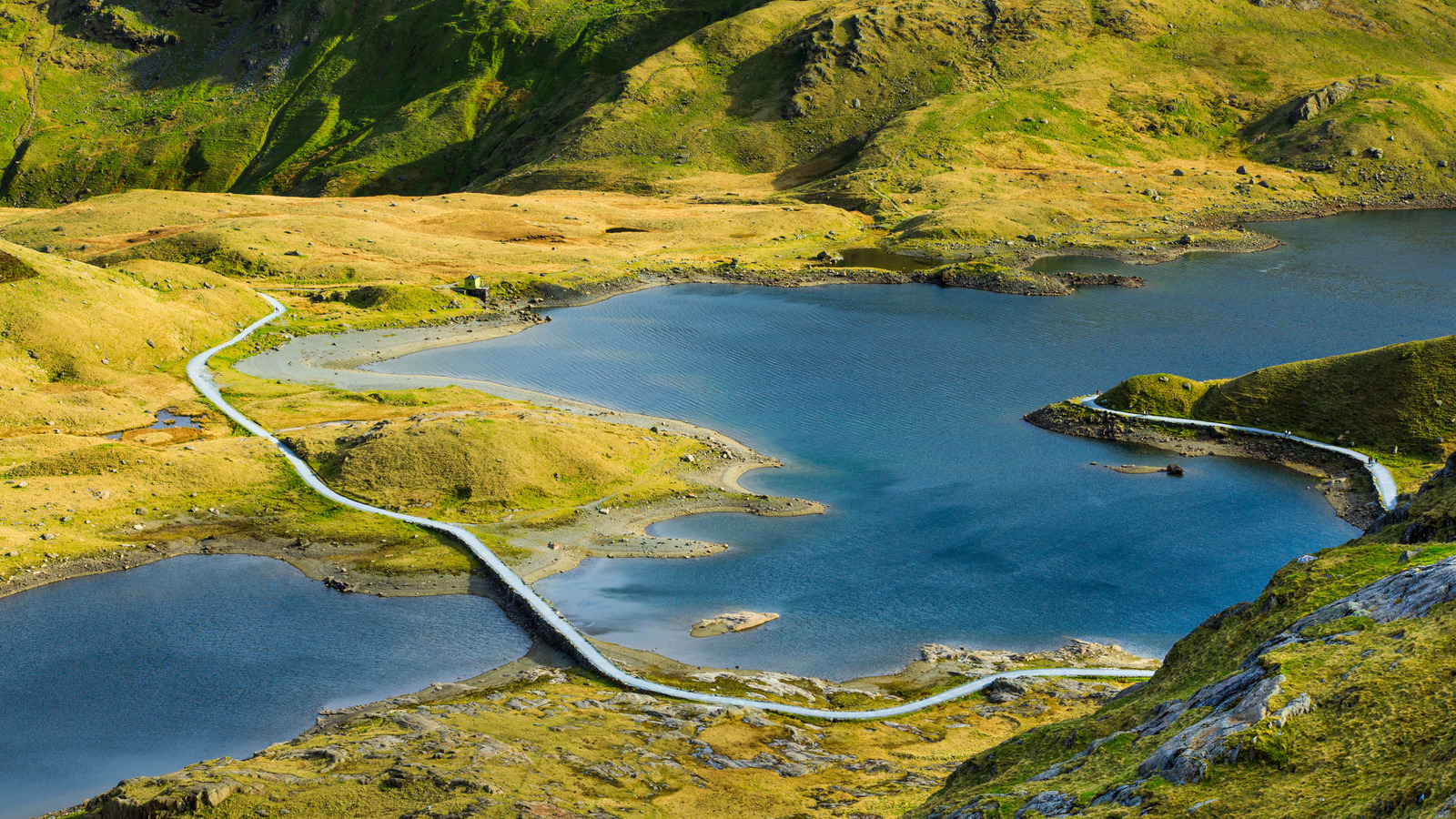 Entourez-vous de montagnes aux couleurs vives et luxuriantes sur l'un des lacs les plus visités du Royaume-Uni