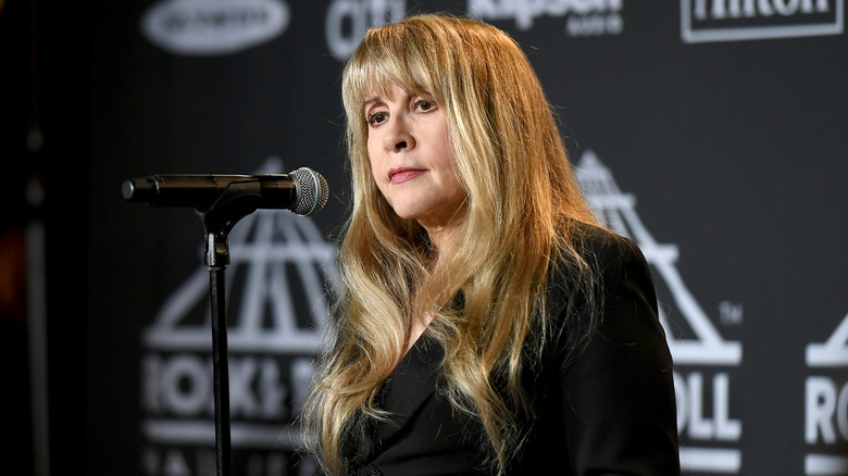 Stevie Nicks utilisant un microphone