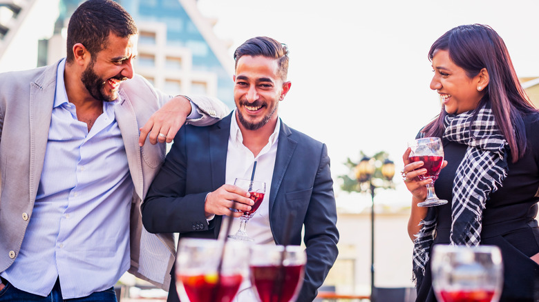 Amis, prendre un verre au bar