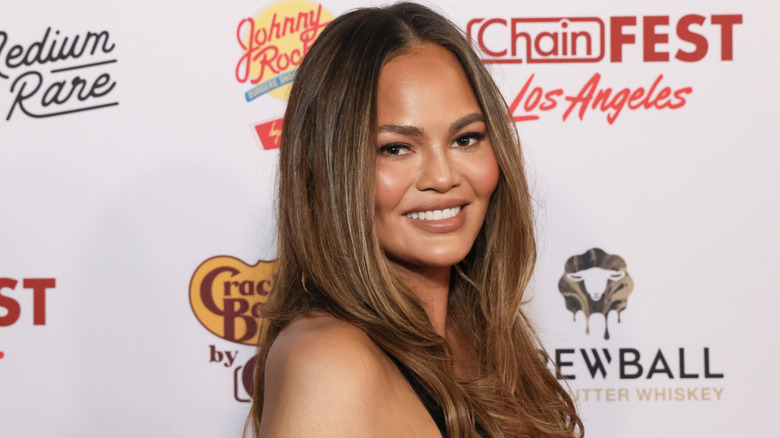 Chrissy Teigen souriante