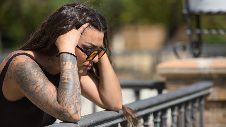 Femme anxieuse avec les mains sur la tête