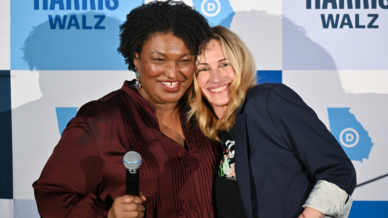 Stacey Abrams et Julia Roberts