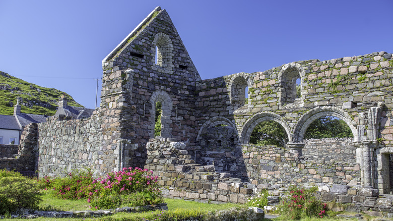 Ruines du couvent d'Iona avec l'abbaye d'Iona derrière elle.