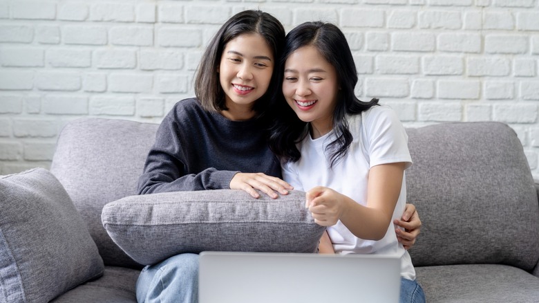 Femmes regardant un ordinateur portable